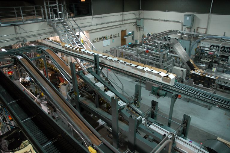 Planta industrial de embotellado de bebidas