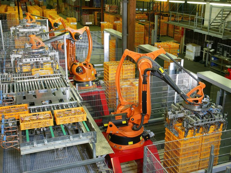 Robot industrial paletizando productos de panaderia